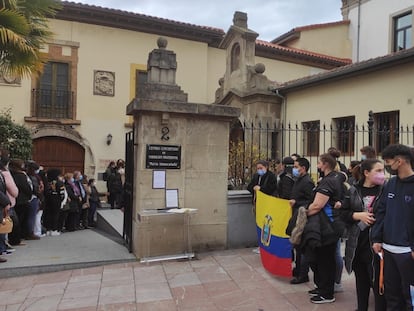 Funeral por la niña de 14 años asesinada en Oviedo, este viernes.