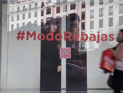 Una mujer pasa por delante de una tienda que anuncia rebajas este viernes en el centro de Madrid tras las fiestas navideñas.