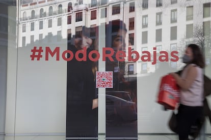 Una mujer pasa por delante de una tienda que anuncia rebajas este viernes en el centro de Madrid tras las fiestas navideñas.