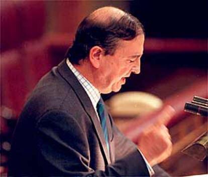 Iñaki Anasagasti, portavoz del PNV, durante su intervención en el debate.