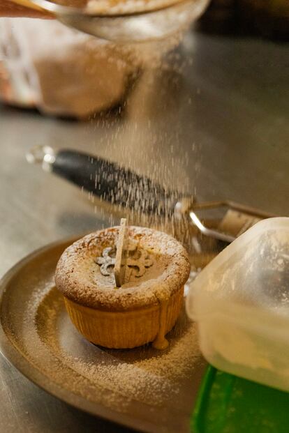 El ya famoso 'coulant' de tarta de Santiago, del Pampín.