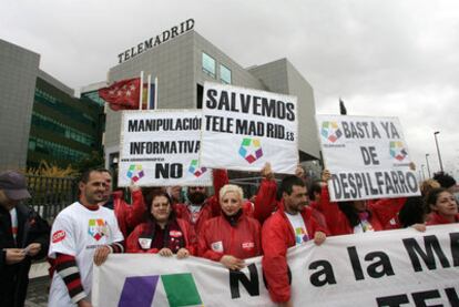 Trabajadores de Telemadrid protestan ante las instalaciones de la cadena en 2006.