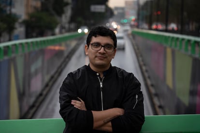 El periodista Bryan Avelar, en una avenida en Ciudad de México.