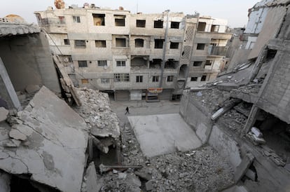 Edifícios destruídos em Duma, na Síria, nesta terça-feira. 