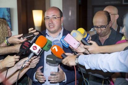 Pedro Antonio S&aacute;nchez atiende a los medios. 