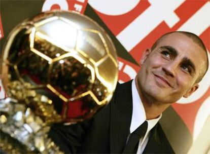 El italiano Fabio Cannavaro posa con el Balón de Oro