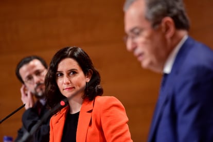 La presidenta de la Comunidad de Madrid, Isabel Díaz Ayuso, acompañada por el consejero de Educación y portavoz regional, Enrique Ossorio (derecha), y por el consejero de Hacienda y Función Pública, Javier Fernández-Lasquetty, en la rueda de prensa posterior a la reunión del Consejo de Gobierno.