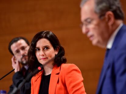 La presidenta de la Comunidad de Madrid, Isabel Díaz Ayuso, acompañada por el consejero de Educación y portavoz regional, Enrique Ossorio (derecha), y por el consejero de Hacienda y Función Pública, Javier Fernández-Lasquetty, en la rueda de prensa posterior a la reunión del Consejo de Gobierno.