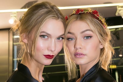 Karlie Kloss y Gigi Hadid antes del desfile otoño-invierno 2015/2016 de Dolce & Gabbana.