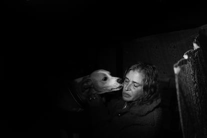 Paula y su perro, dentro de la casa que construy en el trastero de una escuela abandonada de Lisboa. A pesar de vivir en un lugar abandonado, el espacio ha sido robado varias veces y ella vive en un clima de gran inseguridad. Trabaja en un turno de 10 a 5 como asistencia, pero el salario mnimo que recibe es insuficiente para permitirse un alquiler en Lisboa.