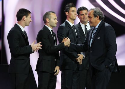 El presidente de la UEFA, Michel Platini saluda a los tres candidatos que optan al premio a mejor jugador de Europa 2012 (de izquierda a derecha): Lionel Messi, Andrés Iniesta y Cristiano Ronaldo.