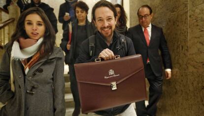 El líder de Podemos, Pablo Iglesias, muestra su nuevo maletín como miembro en el Congreso de los Diputados tras formalizar su acta de diputado en la Cámara Baja.