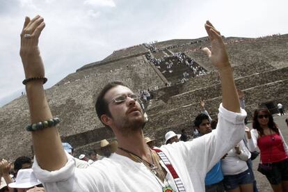 Cientos de personas reciben el equinoccio de primavera en Teotihuacán.