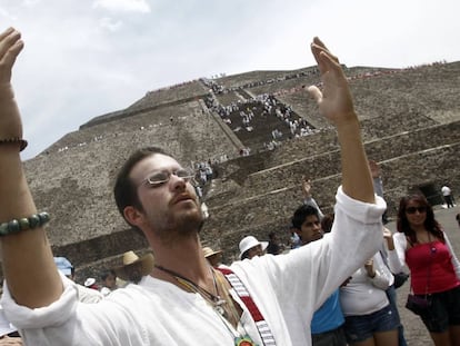 Cientos de personas reciben el equinoccio de primavera en Teotihuacán.