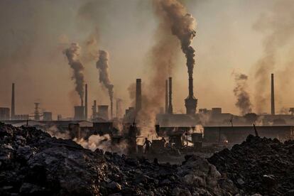 Columnas de humo de una fábrica de acero en Mongolia Interior (China).