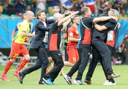 O treinador da Bélgica comemora a vitória com os técnicos.