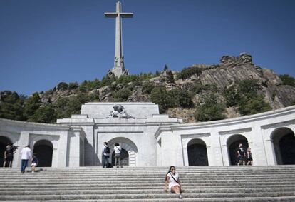 Varios turistas pasean por el interior del Valle de los Caídos, el pasado agosto.