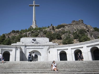 Varios turistas pasean por el interior del Valle de los Caídos, el pasado agosto.