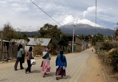 La última erupción violenta que tuvo el Popocatépetl fue en diciembre del 2000. En aquella ocasión, Protección Civil evacuó a más de 14.000 personas de las comunidades aledañas al volcán, y otras 27.000 abandonaron sus hogares voluntariamente. En la imagen, cuatro mujeres caminan sobre una de las calles de Xalitzintla, este miércoles. 