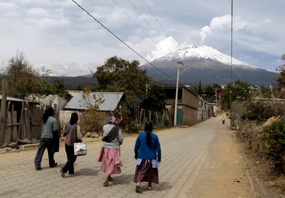 La última erupción violenta que tuvo el Popocatépetl fue en diciembre del 2000. En aquella ocasión, Protección Civil evacuó a más de 14.000 personas de las comunidades aledañas al volcán, y otras 27.000 abandonaron sus hogares voluntariamente. En la imagen, cuatro mujeres caminan sobre una de las calles de Xalitzintla, este miércoles.