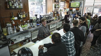Un bar madrileño en una imagen de antes de la pandemia. CLAUDIO ÁLVAREZ