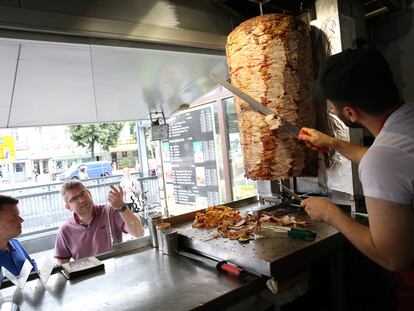 Un empleado prepara un kebap en un puesto en Berlín.