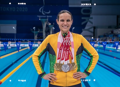 Carol Santiago com suas cinco medalhas conquistadas em Tóquio, três delas de ouro.