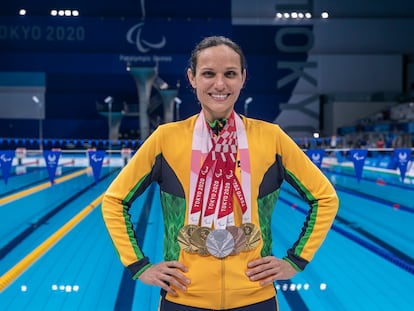 Carol Santiago com suas cinco medalhas conquistadas em Tóquio, três delas de ouro.