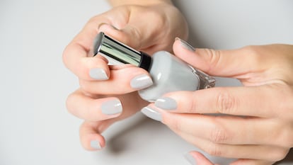 Disfruta de un color de uñas perfecto en tan solo una aplicación. GETTY IMAGES.