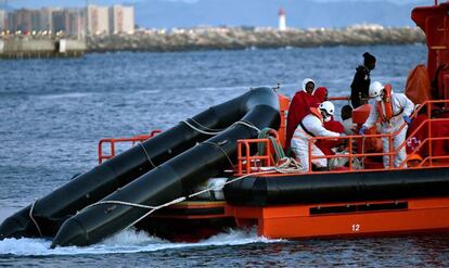 Imagen de archivo de un barco de Salvamento Marítimo tras un rescate en el Mediterráneo.