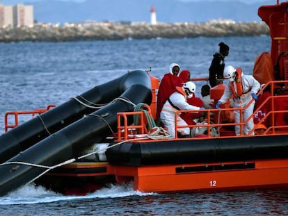 Imagen de archivo de un barco de Salvamento Marítimo tras un rescate en el Mediterráneo.