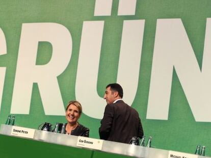 Simone Peter y Cem &Ouml;zdemir, copresidentes de Los Verdes, en Hamburgo.