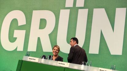 Simone Peter y Cem Özdemir, copresidentes de Los Verdes, en Hamburgo.