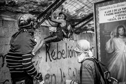 Un manifestante sube las paredes de un sitio de construccin con la intencin de romper y robar materiales para construir barricadas. La imagen fue tomada en julio de 2017.