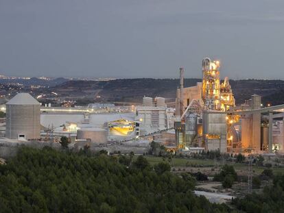 Fábrica cementera de Cemex en Buñol (Valencia).