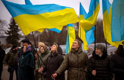Unas mujeres sostenían banderas ucranias durante el Día de la Unidad, en Odessa, el 16 de febrero.