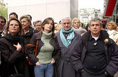 De izquierda a derecha, los actores Claudia Cardinale, Laetitia Casta, Jean-Claude Brialy y Michel Boujenah, en la manifestación frente al Centro Pompidou.