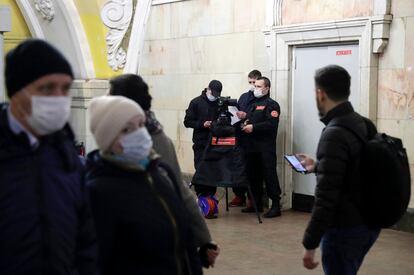 Una patrulla del metro de Moscú hace controles de temperatura a los pasajeros, el pasado 18 de marzo.