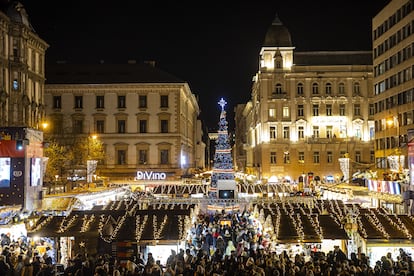 Vista del mercado de Navidad frente a la baslica de San Esteban, uno de los ms populares de la capital hngara.