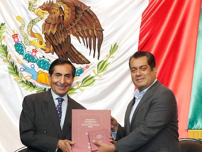 El secretario de Hacienda Rogelio Ramírez de la O y el presidente de la Mesa Directiva de la Cámara de Diputados Sergio Gutiérrez.