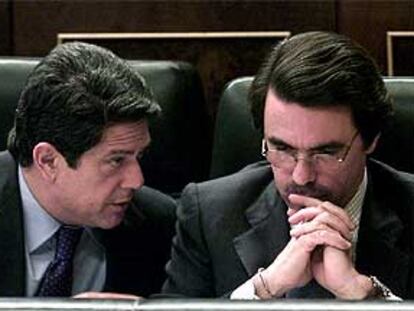 El ministro Federico Trillo-Figueroa y el presidente José María Aznar, en el banco azul del Congreso.