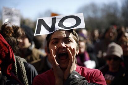 Una joven grita contra la Ley del Aborto en las calles de Madrid