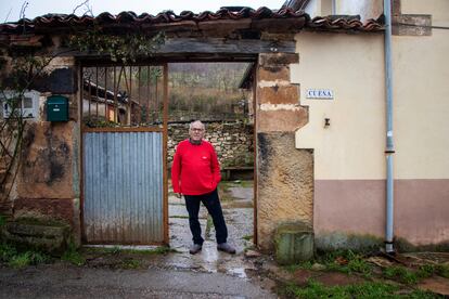 Pedro Luis García afuera de su casa en Cuena, Valdeolea, Cantabria