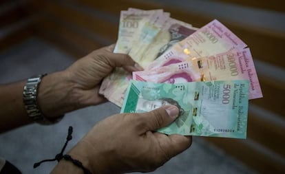 Ejemplares de los nuevos billetes en Venezuela.
