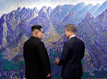 El líder norcoreano Kim Jong-un conversa con el presidente surcoreano, Moon Jae-in (d), antes del comienzo de la cumbre intercoreana.