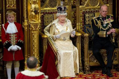 La reina Isabel II se dirige al nuevo Parlamento. Se trata de la sesión inaugural número 56 a la que asiste como Reina.