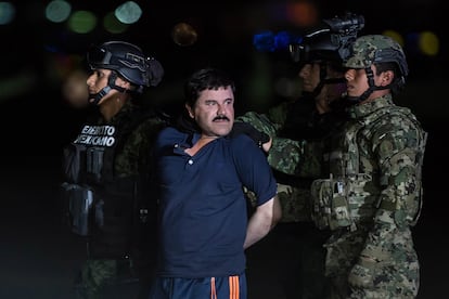 El Chapo Guzmán es escoltado por agentes de la Marina durante su detención en 2016.