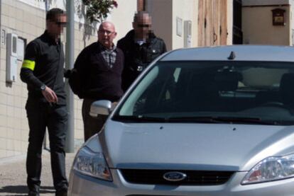 Ramón Laso, entre dos policías, ayer saliendo de su casa tras ser arrestado.