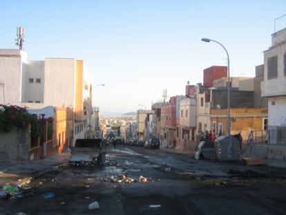 Una calle de Melilla, tras los altercados provocados por un grupo de jóvenes esta tarde.