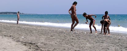 Bañistas en la parte nudista de El Playazo, en Vera (Almería).